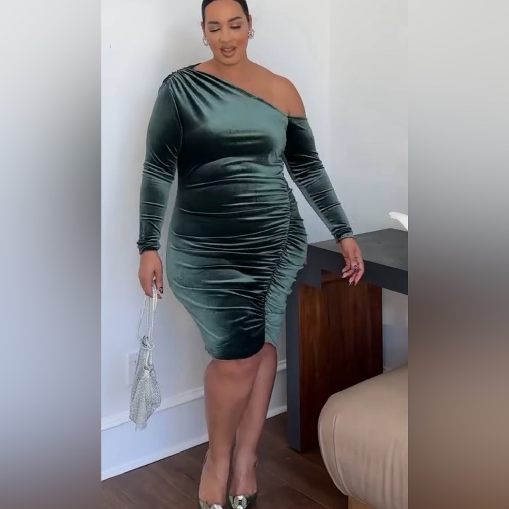 Elegant Green Velvet One-Shoulder Dress